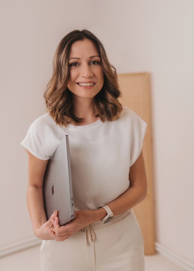 Mary hält bereit für ein Kennenlerngespräch, ein Laptop der Hand